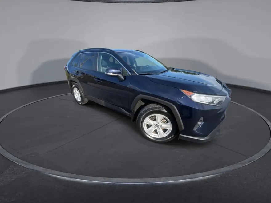 2021 Toyota RAV4 XLE photo 1