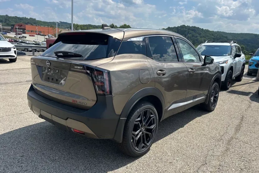 2025 Nissan Kicks SR photo 1