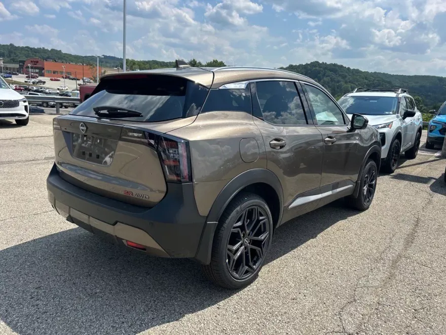 2025 Nissan Kicks SR photo 1