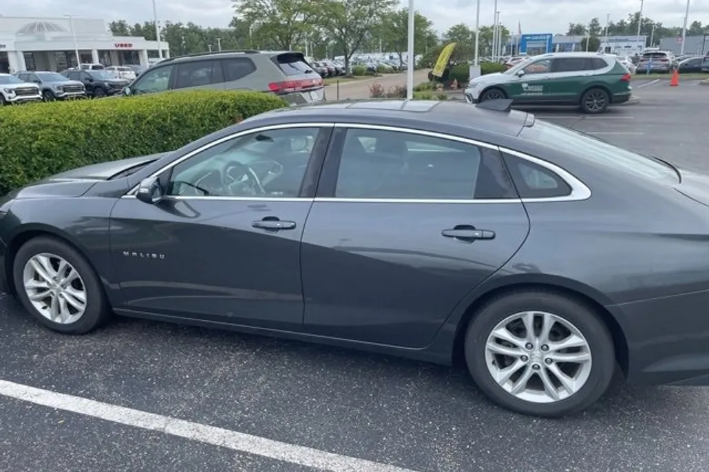 2016 Chevrolet Malibu 1LT photo 1