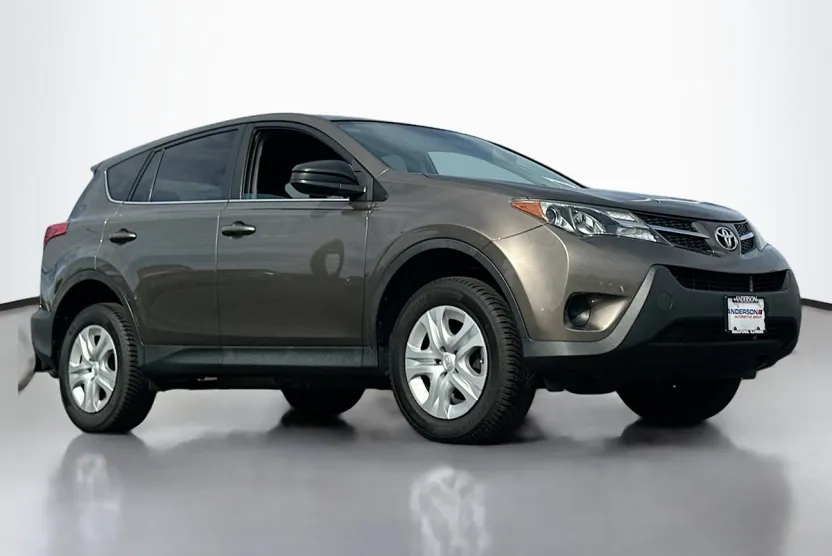 2015 Toyota RAV4 LE photo 1
