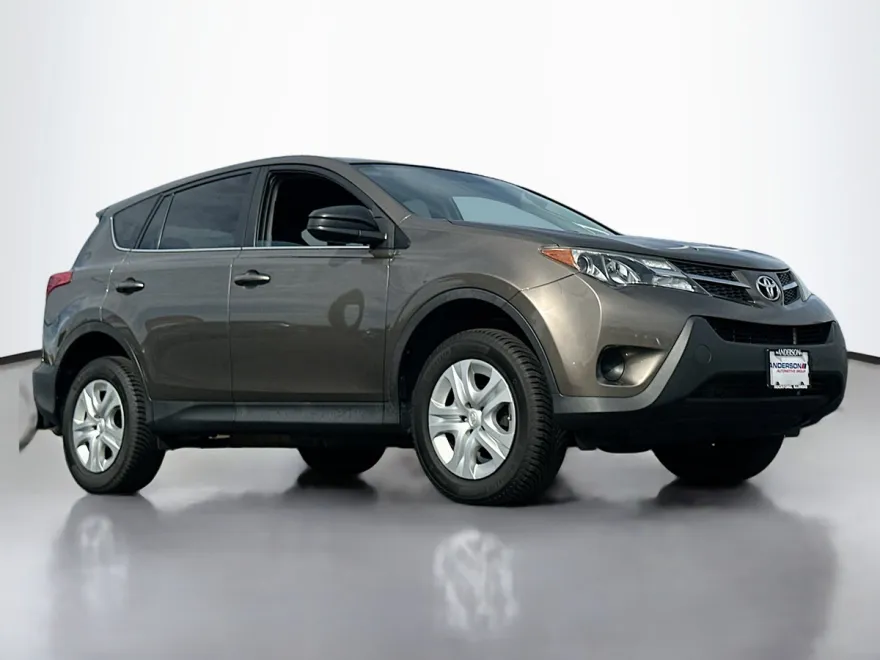 2015 Toyota RAV4 LE photo 1