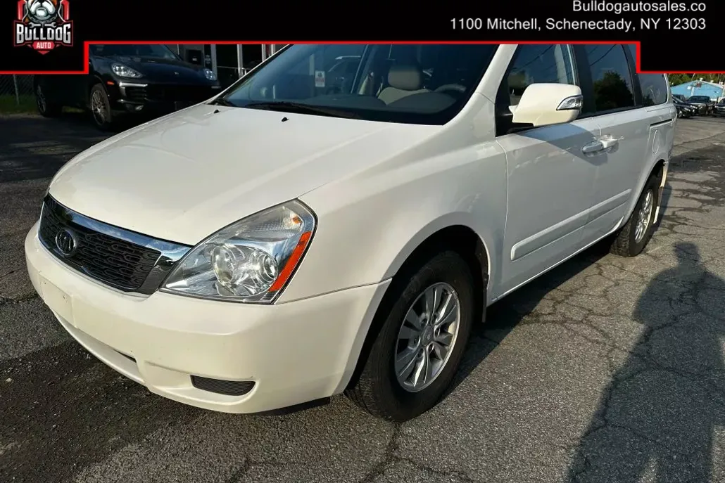 2012 Kia Sedona LX photo 1