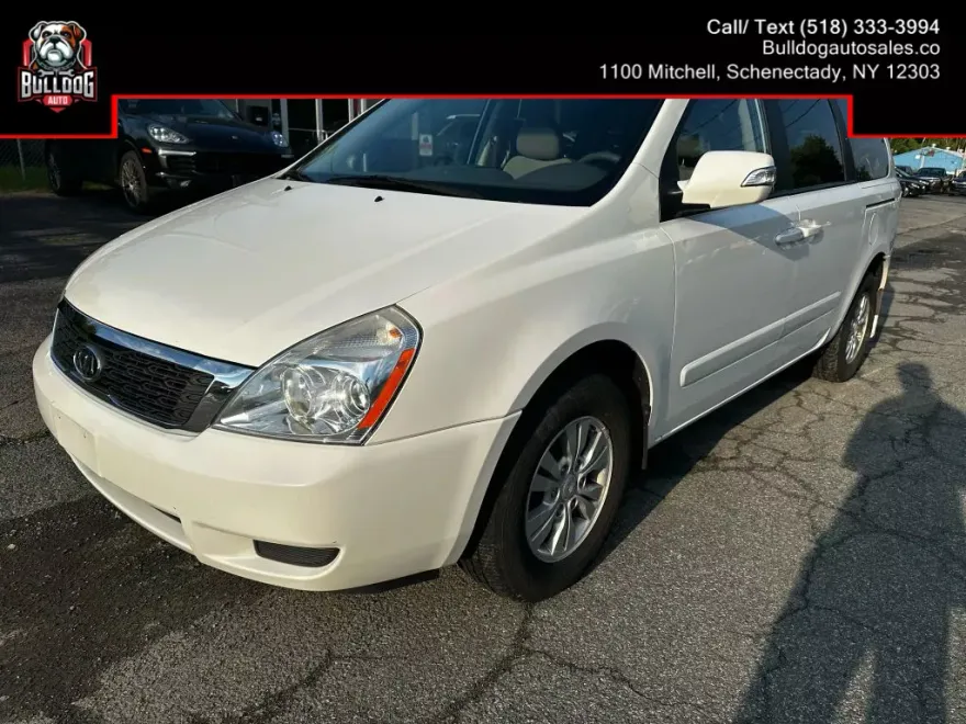 2012 Kia Sedona LX photo 1