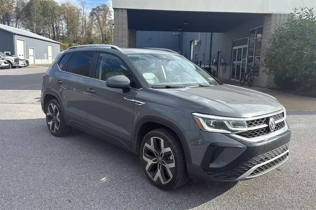 2022 Volkswagen Taos SEL photo 1