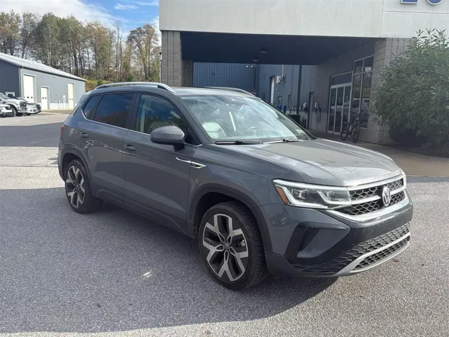 2022 Volkswagen Taos SEL photo 1