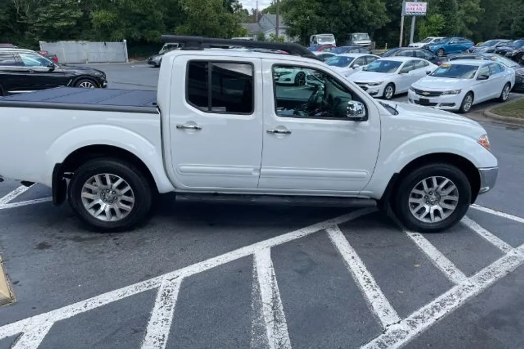 2011 Nissan Frontier SL photo 1