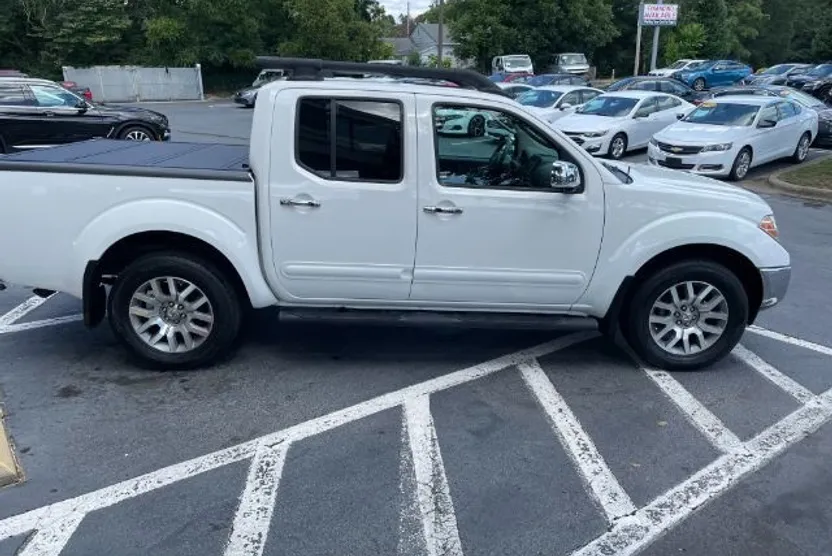 2011 Nissan Frontier SL photo 1