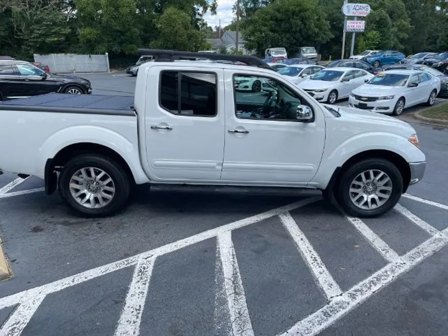 2011 Nissan Frontier SL photo 1