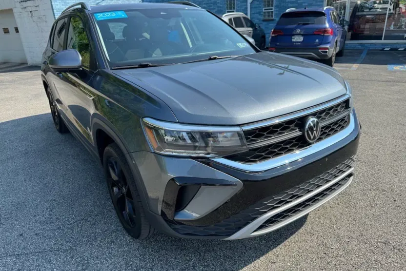 2023 Volkswagen Taos SE photo 1