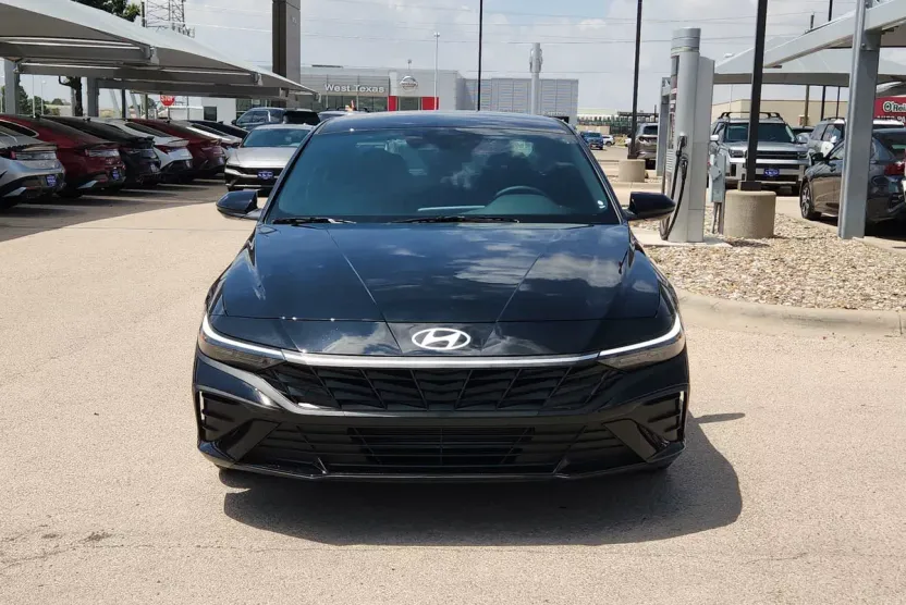 2025 Hyundai Elantra SEL Sport photo 1