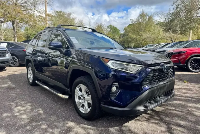 2020 Toyota RAV4 Hybrid XLE photo 1