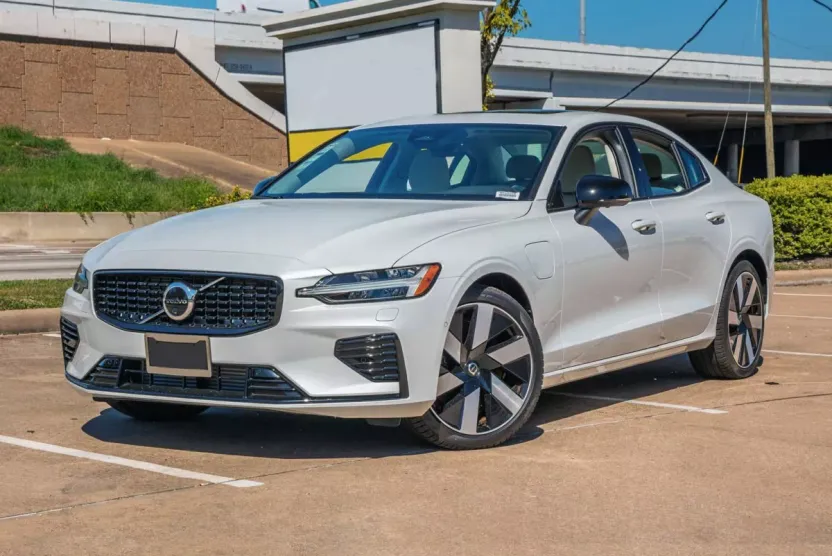 2023 Volvo S60 Recharge T8 Plus photo 1