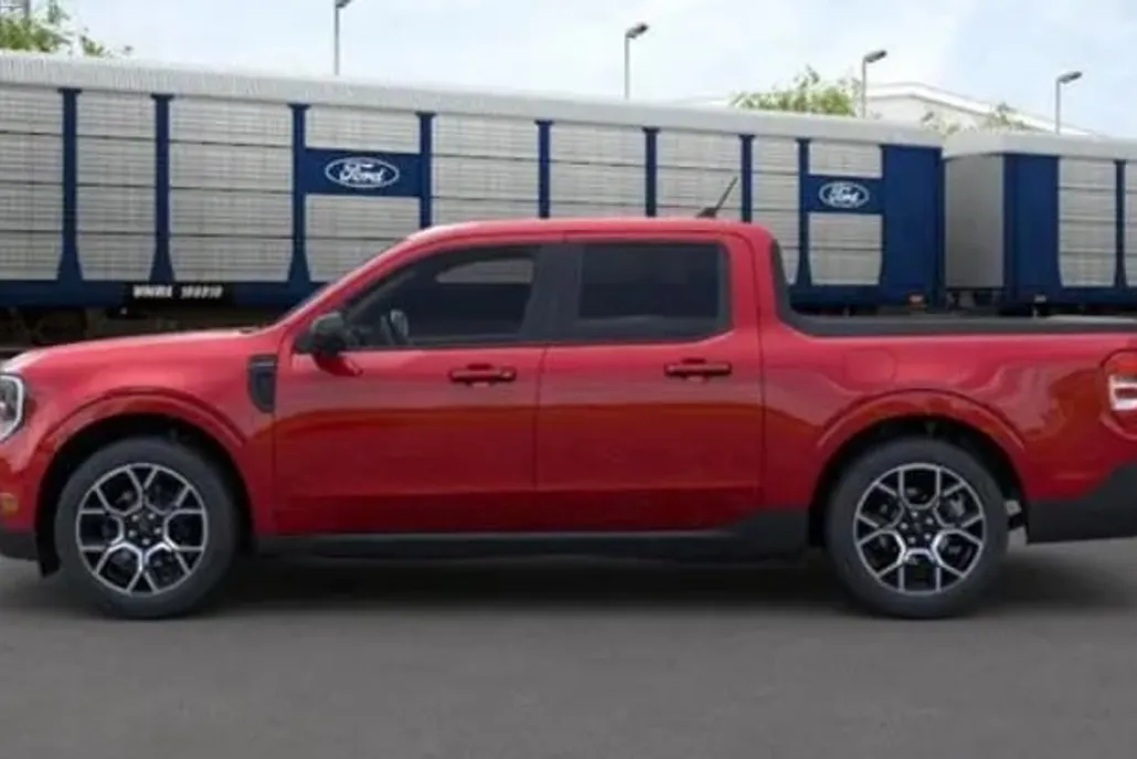 2025 Ford Maverick Lariat photo 1