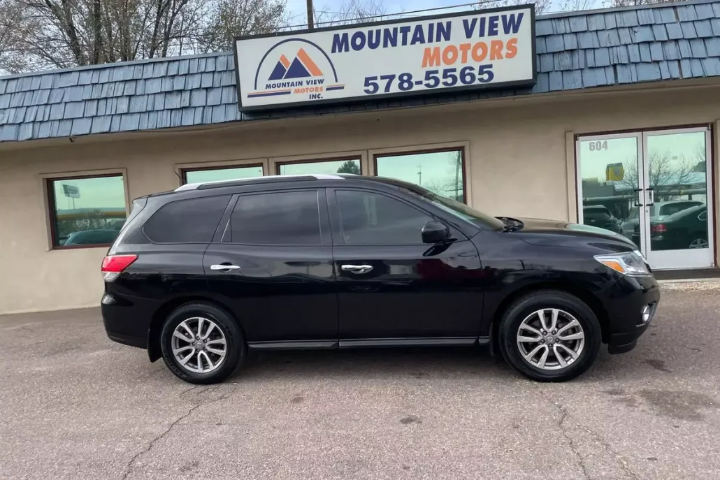 2015 Nissan Pathfinder SV photo 1