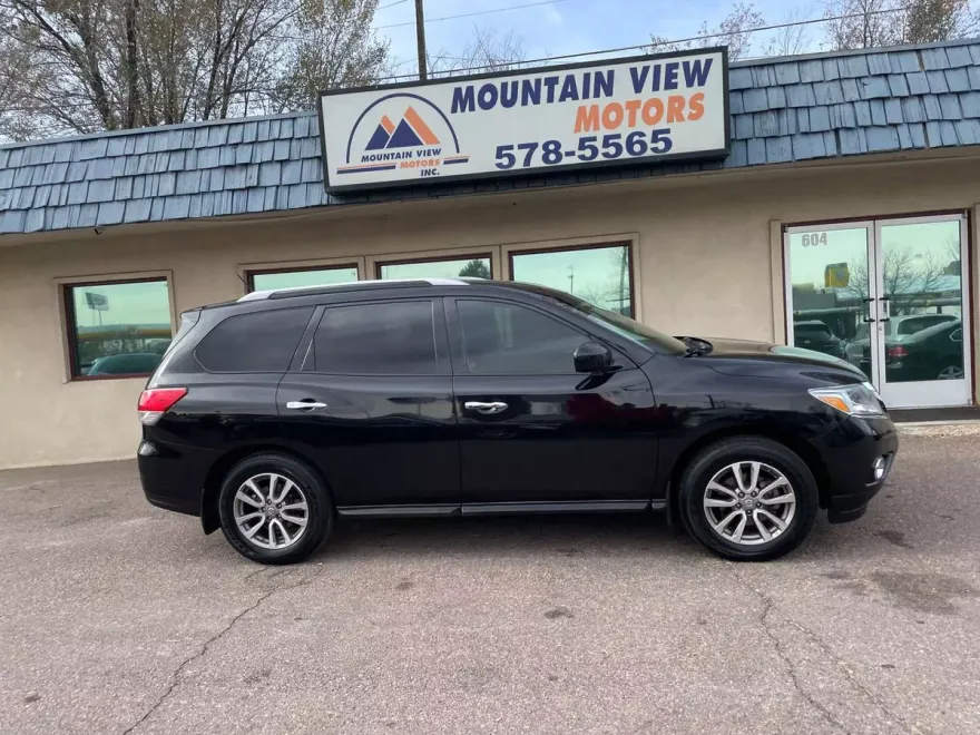 2015 Nissan Pathfinder SV photo 1
