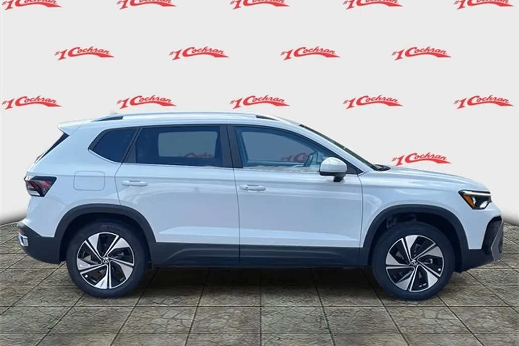 2025 Volkswagen Taos SE photo 1