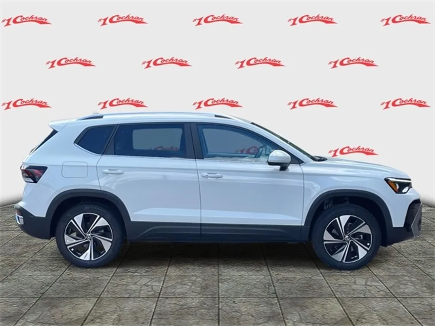 2025 Volkswagen Taos SE photo 1