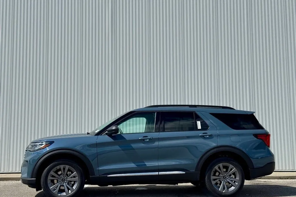 2025 Ford Explorer photo 1