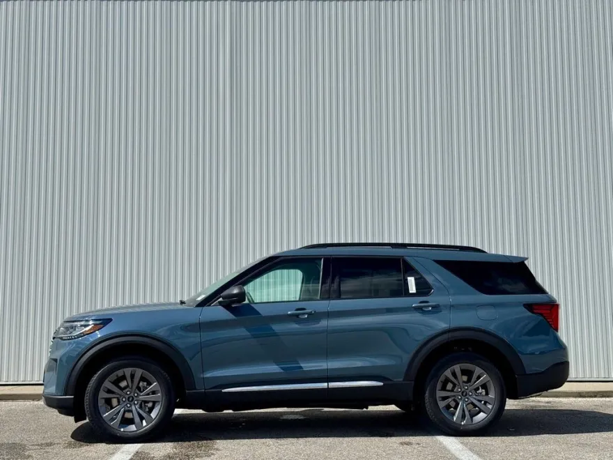 2025 Ford Explorer photo 1