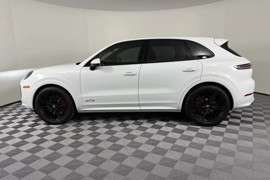 2025 Porsche Cayenne GTS photo 1