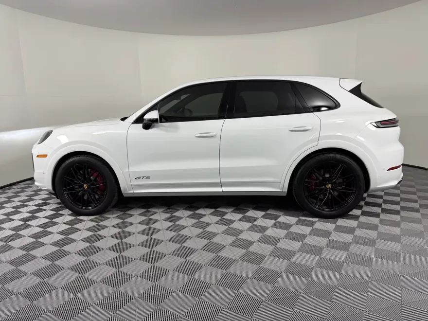 2025 Porsche Cayenne GTS photo 1