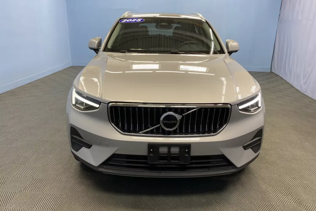 2025 Volvo XC40 Core photo 1