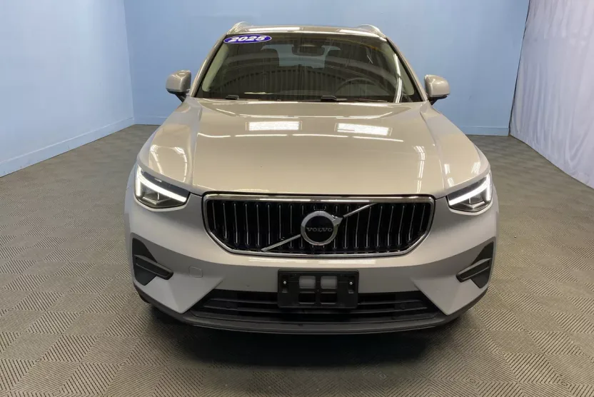 2025 Volvo XC40 Core photo 1