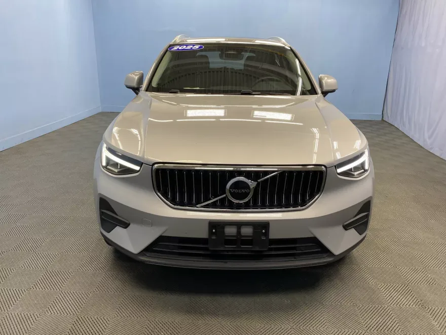 2025 Volvo XC40 Core photo 1