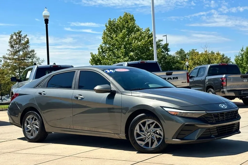 2024 Hyundai Elantra SEL photo 1
