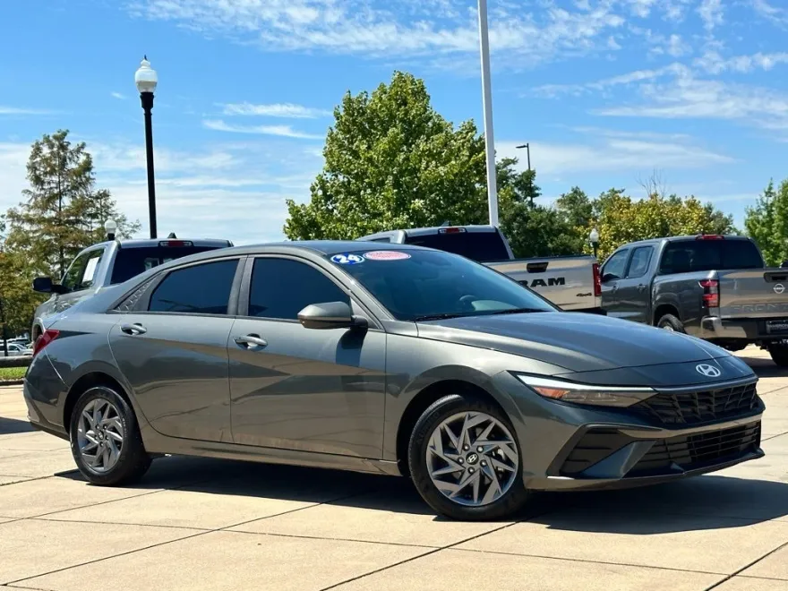 2024 Hyundai Elantra SEL photo 1