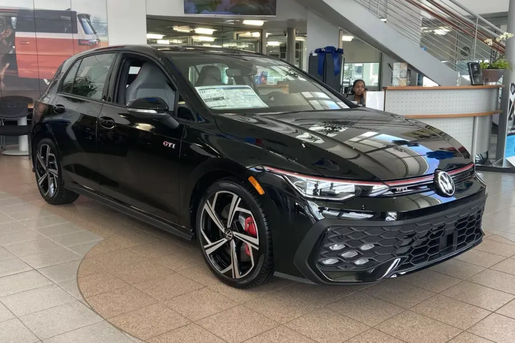 2025 Volkswagen Golf GTI SE photo 1