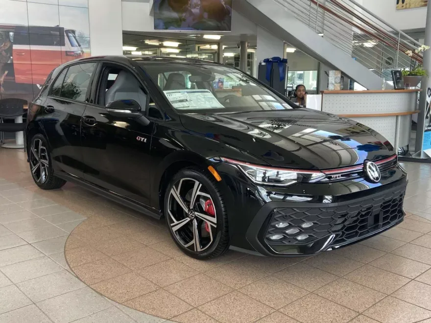 2025 Volkswagen Golf GTI SE photo 1