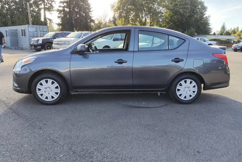 2015 Nissan Versa 1.6 S photo 1