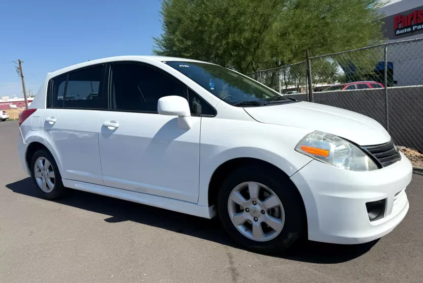 2011 Nissan Versa 1.8 SL photo 1