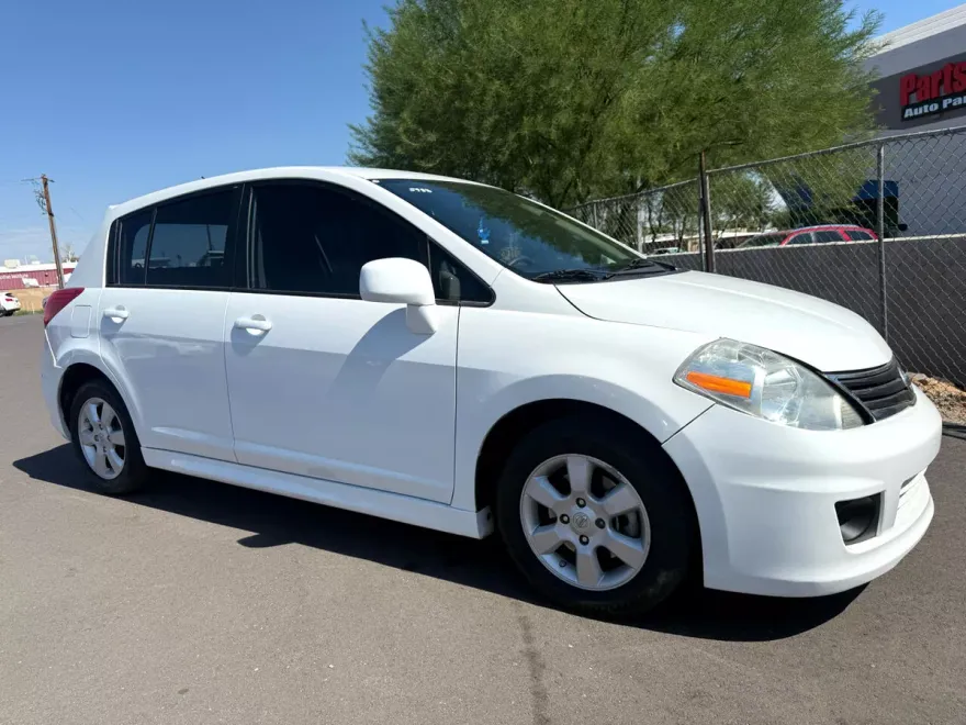 2011 Nissan Versa 1.8 SL photo 1