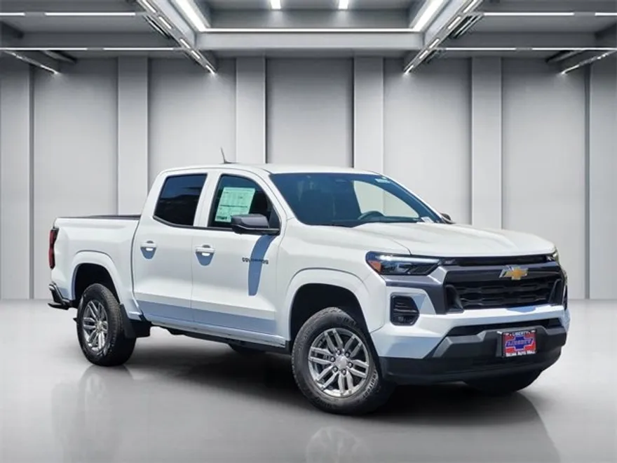 2025 Chevrolet Colorado Work Truck LT photo 1