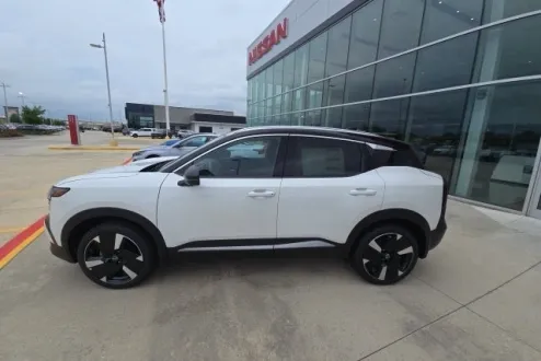 2025 Nissan Kicks SR photo 2