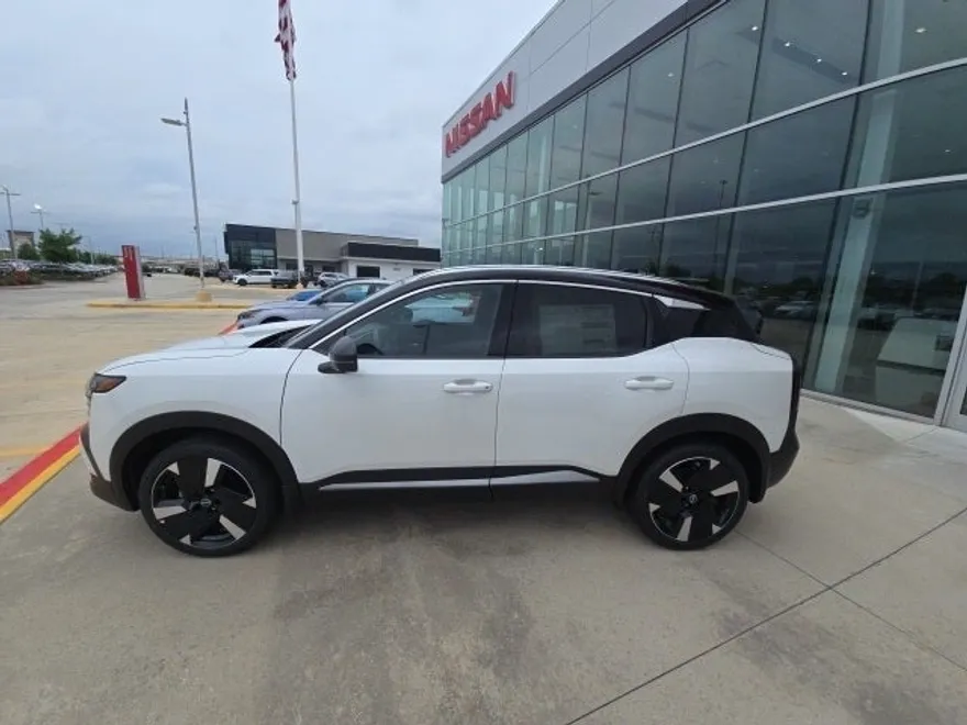 2025 Nissan Kicks SR photo 2