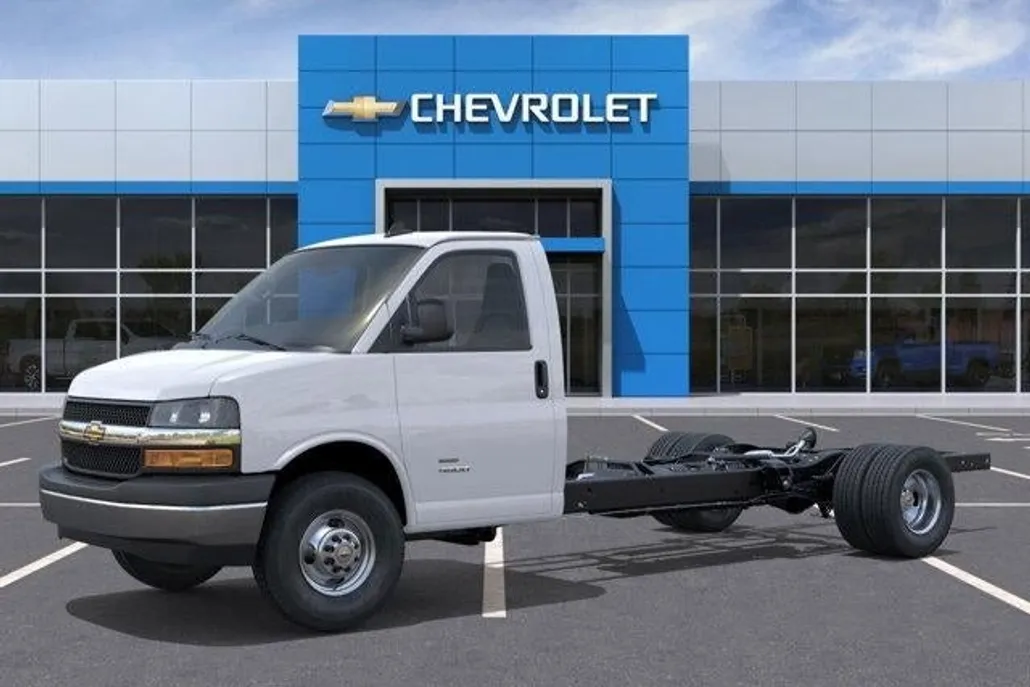 2025 Chevrolet Express Cutaway 3500 Base photo 1