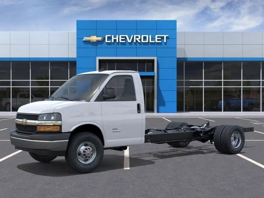 2025 Chevrolet Express Cutaway 3500 Base photo 1