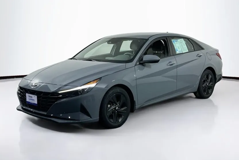 2022 Hyundai Elantra SEL photo 1
