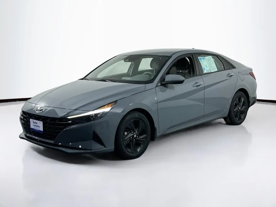 2022 Hyundai Elantra SEL photo 1
