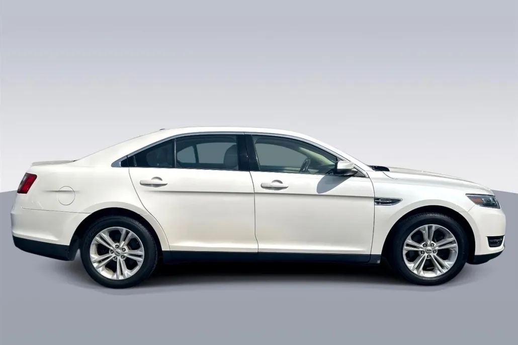 2015 Ford Taurus SEL photo 1
