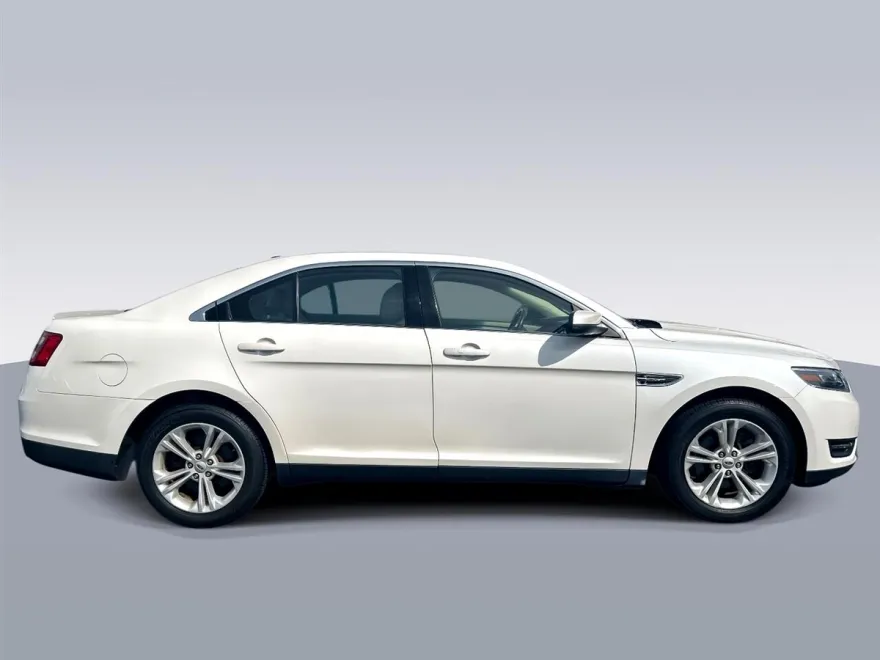 2015 Ford Taurus SEL photo 1