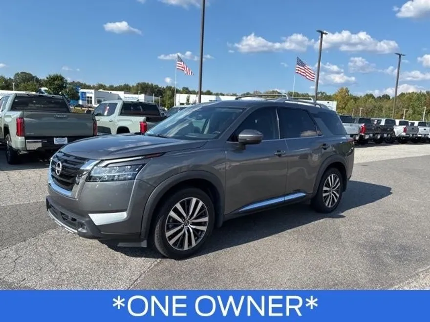 2022 Nissan Pathfinder Platinum photo 1