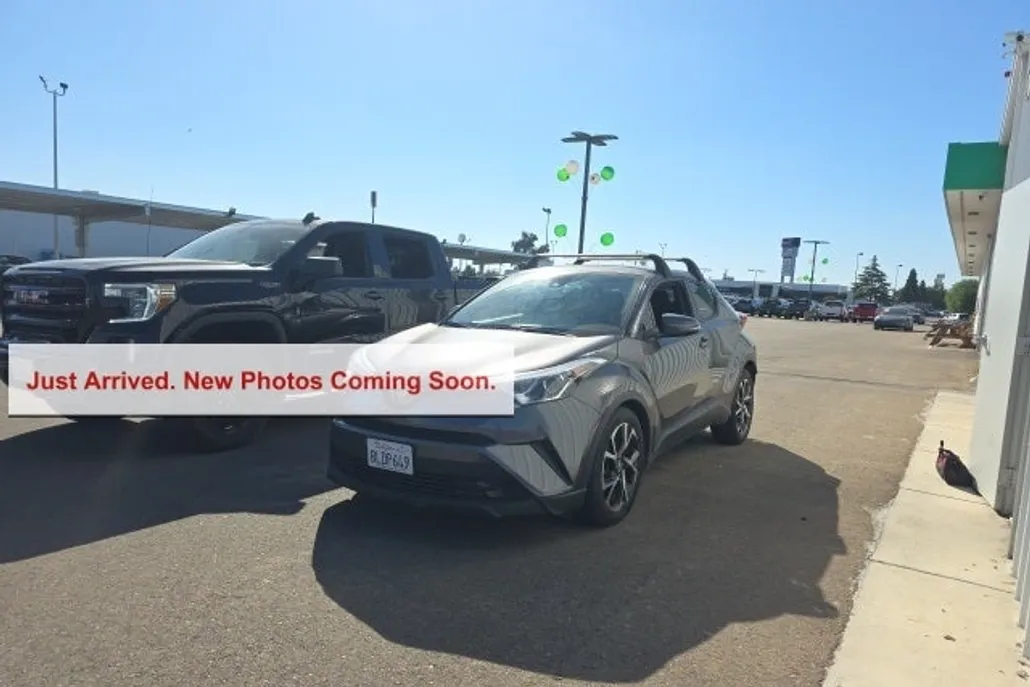 2019 Toyota C-HR XLE photo 1