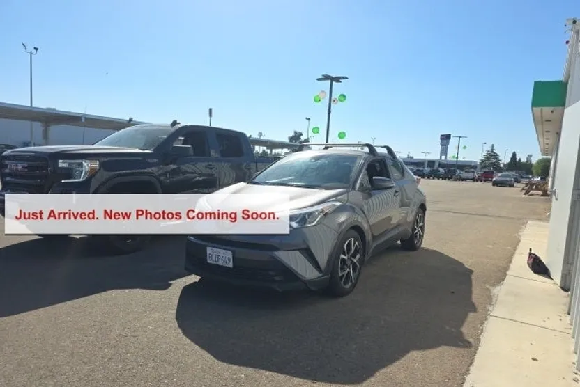 2019 Toyota C-HR XLE photo 1
