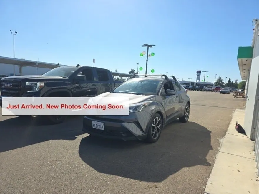 2019 Toyota C-HR XLE photo 1