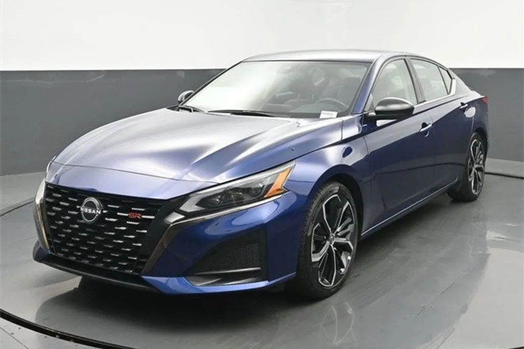 2023 Nissan Altima 2.5 SR photo 1
